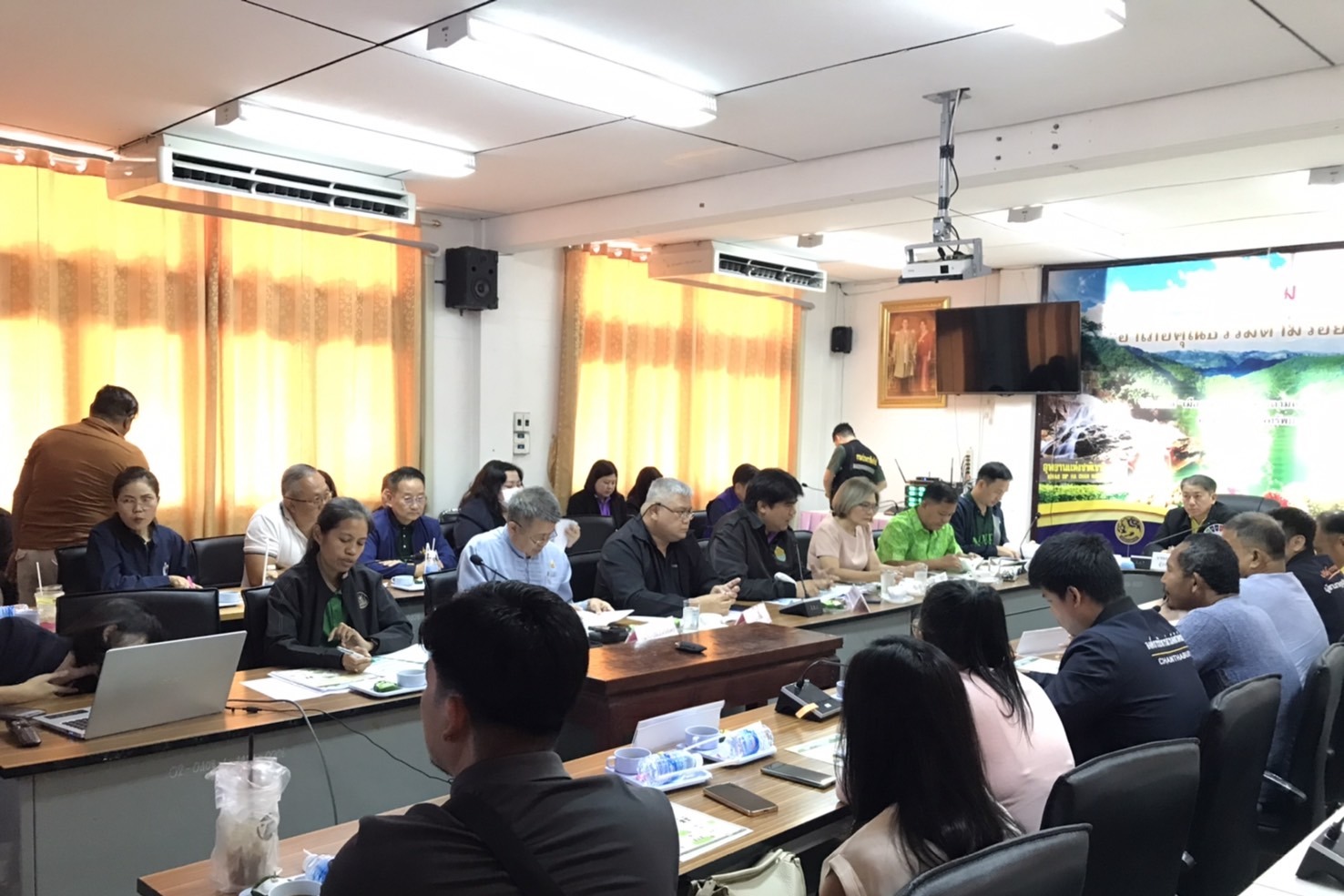 สคทช. เข้าร่วมประชุมชี้แจงข้อมูลเกี่ยวกับการดำเนินงานโครงการจัดที่ดินทำกินให้ชุมชนตามนโยบายรัฐบาล (คทช.) ในพื้นที่ป่าสงวนแห่งชาติป่าขุนซ่อง อำเภอแก่งหางแมว จังหวัดจันทบุรี