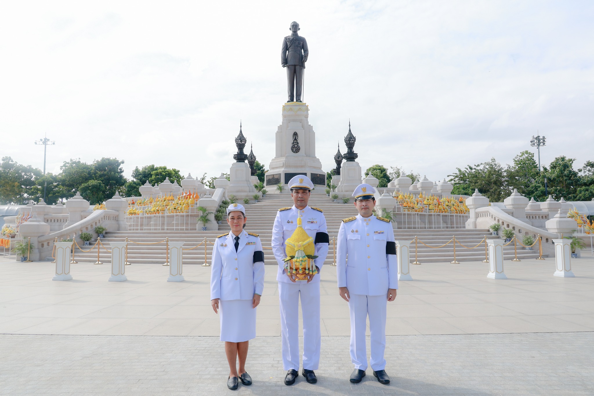 สคทช. วางพานพุ่มดอกไม้ถวายราชสักการะพระบรมราชานุสาวรีย์ พระบาทสมเด็จพระบรมชนกาธิเบศร มหาภูมิพลอดุลยเดชมหาราช บรมนาถบพิตร เนื่องในวันคล้ายวันพระบรมราชสมภพ วันชาติและวันพ่อแห่งชาติ 5 ธันวาคม 2568