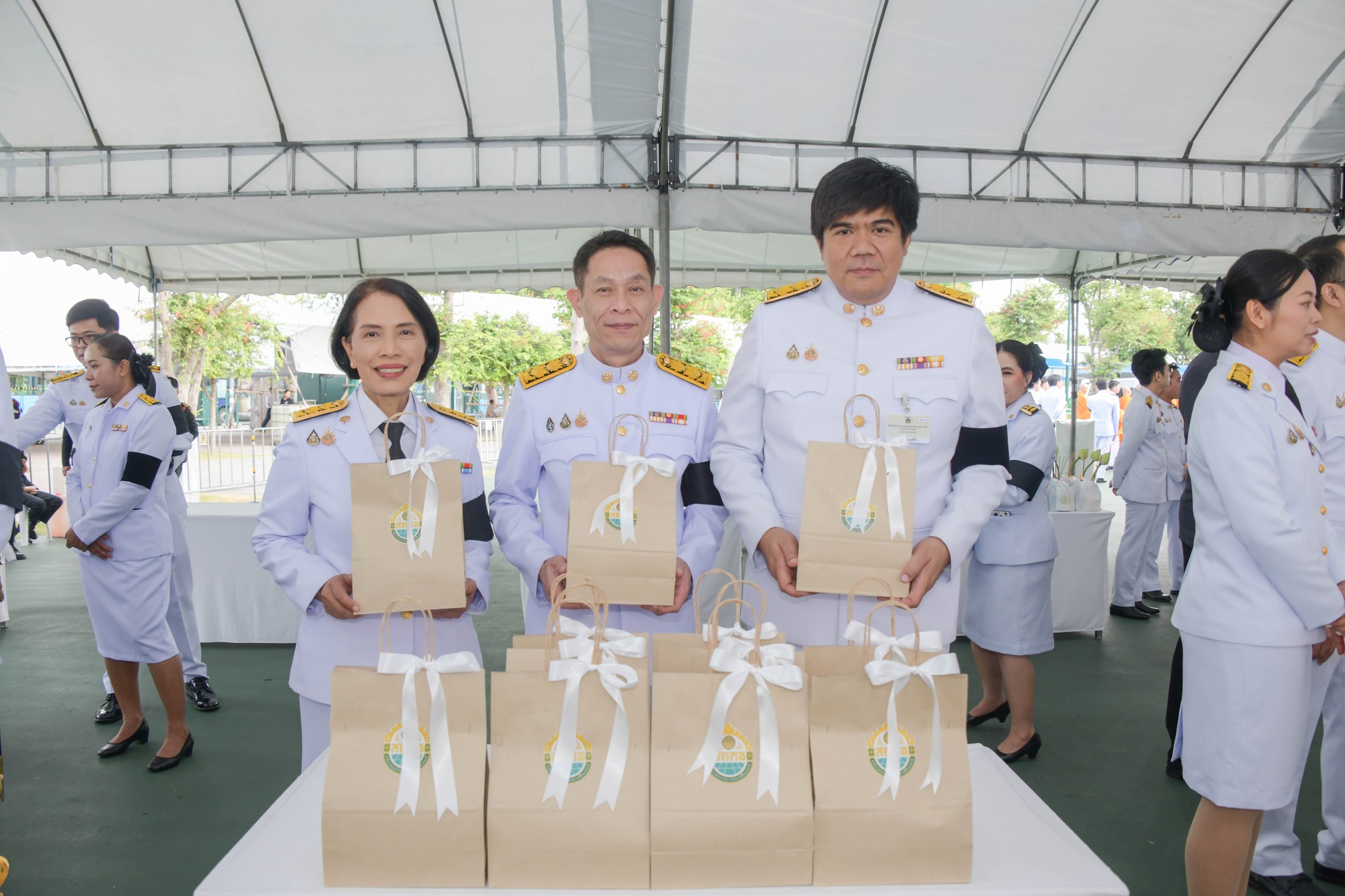 สคทช. ร่วมพิธีเจริญพระพุทธมนต์และทำบุญตักบาตร ถวายพระราชกุศล เนื่องในวันคล้ายวันพระบรมราชสมภพพระบาทสมเด็จพระบรมชนกาธิเบศร มหาภูมิพลอดุลยเดชมหาราช บรมนาถบพิตร วันชาติ และวันพ่อแห่งชาติ ๕ ธันวาคม ๒๕๖๘