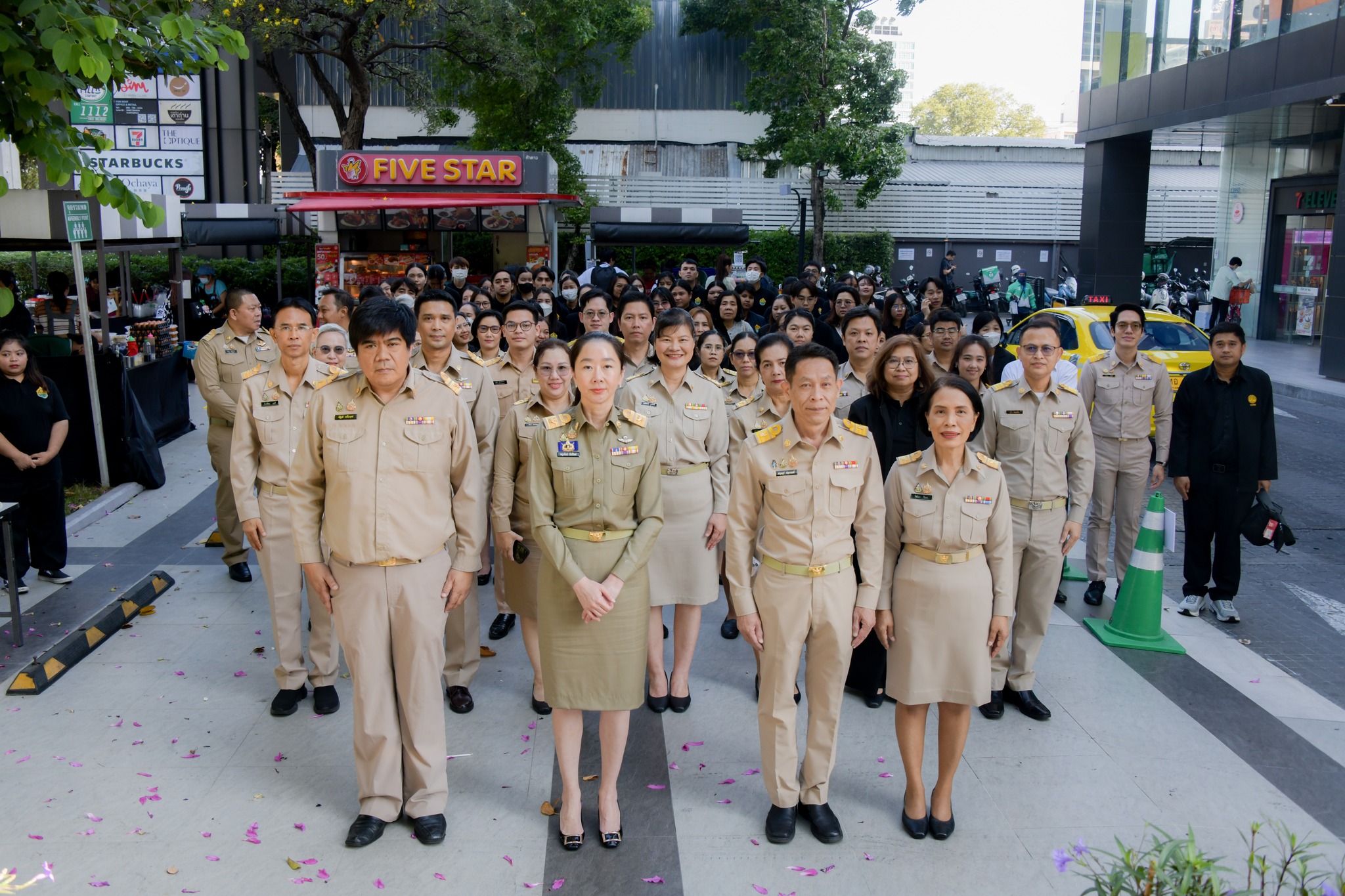 “ดร.ชญานันท์ฯ” ผอ.สคทช. นำทีมผู้บริหารและเจ้าหน้าที่สำนักงานคณะกรรมการนโยบายที่ดินแห่งชาติ สักการะสิ่งศักดิ์สิทธิ์ ก่อนเริ่มปฏิบัติงานวันแรก