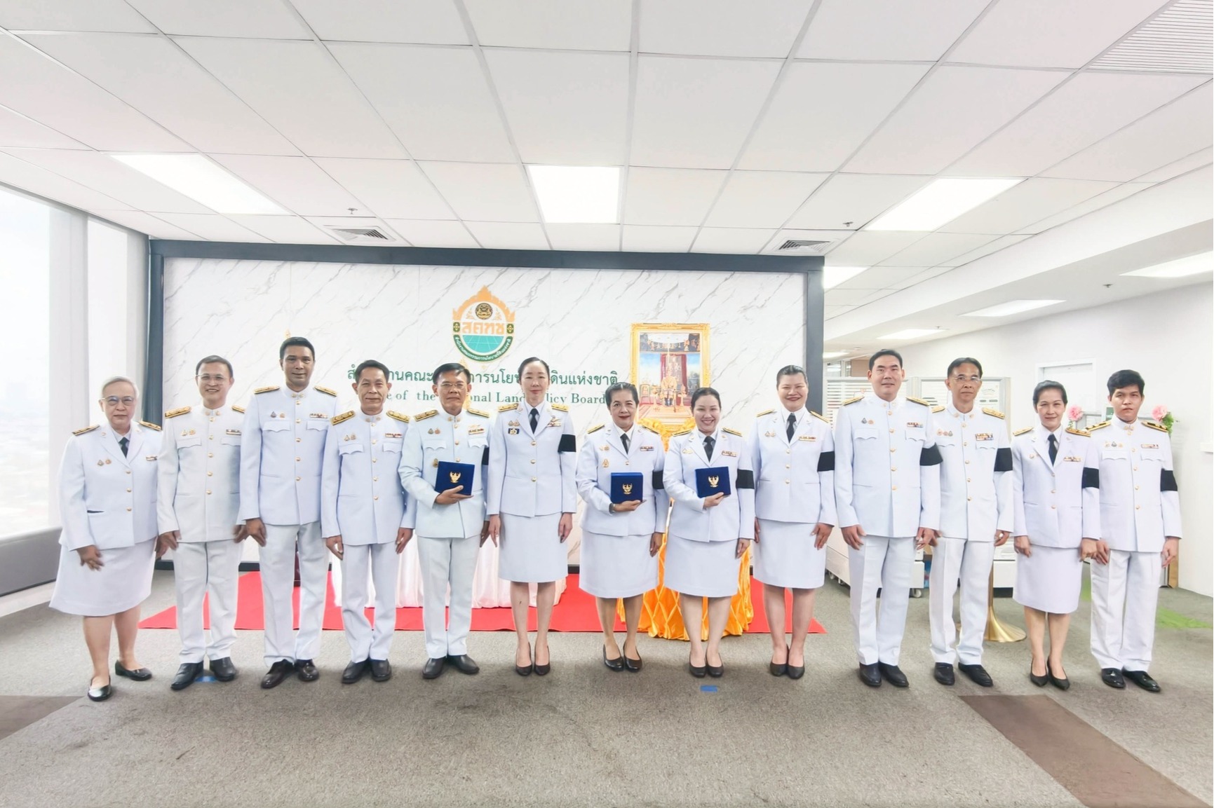 สคทช. จัดพิธีรับพระราชทานเครื่องราชอิสริยาภรณ์ชั้นสายสะพาย ประจำปี ๒๕๖๘ เบื้องหน้าพระบรมฉายาลักษณ์พระบาทสมเด็จพระเจ้าอยู่หัว